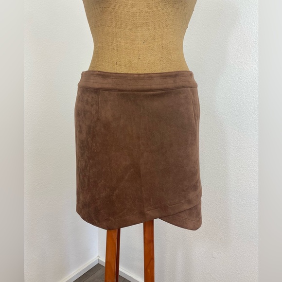 BB Dakota X Steve Madden Arizona Faux Suede Mini Skirt Size 10 Camel Shark Hem - Picture 1 of 13
